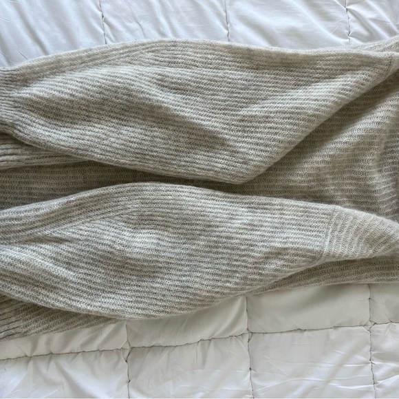 Everlane Women's Light Gray Alpaca Crew Neck Sweater - Picture 5 of 6